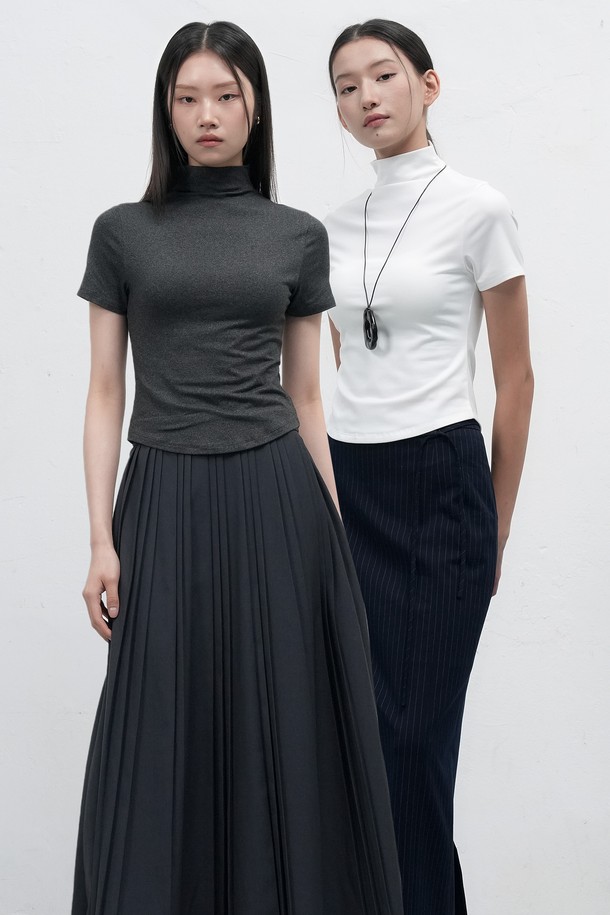 [25FW] WOMAN 히트젯 하프넥 반팔 티셔츠는 여름철 시원하게 착용 가능한 여성 티셔츠입니다. 베이직하고 미니멀한 스타일로, 다양한 룩에 활용하기 좋습니다. 화이트와 블랙 두 가지 색상으로 출시되었으며, 얇은 두께감과 부드러운 촉감의 면 소재를 사용하여 편안한 착용감을 선사합니다. 히트젯 소재로 제작되어 냉감 기능을 갖춘 반소매 하프넥 디자인의 레귤러핏 티셔츠입니다. 일상복으로 활용하기 좋은 아이템입니다.
