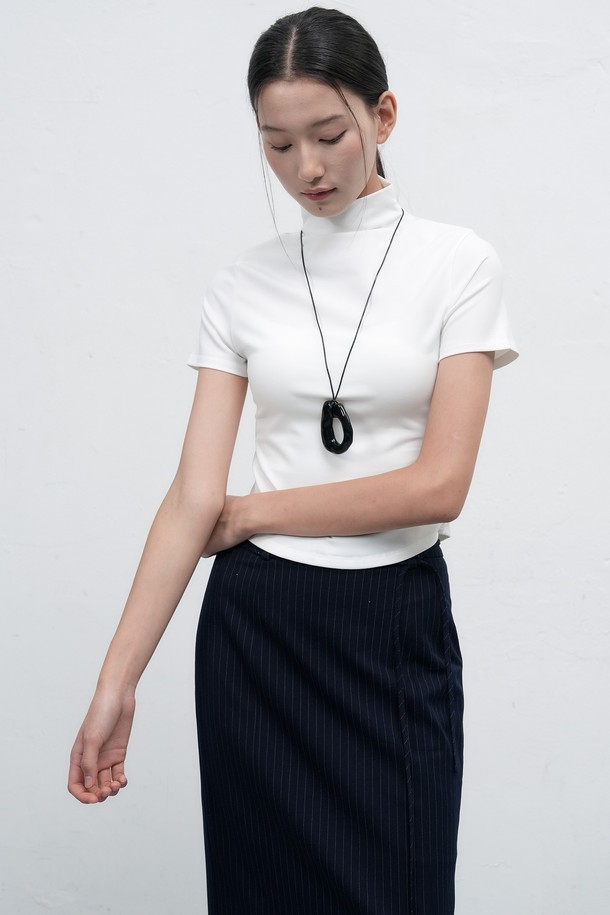 여성스러운 실루엣을 연출하는 [25FW] 우먼 히트젯 하프넥 반팔 티셔츠입니다. 부드러운 면 소재에 히트젯 기능성 원단을 더하여 흡습 기능과 편안한 착용감을 제공합니다. 미니멀하고 베이직한 디자인으로 캐주얼 스타일은 물론 휴가룩, 집콕룩 등 다양한 TPO에 활용 가능합니다. 레귤러핏과 하프넥 디자인, 반소매 기장이 시원하고 세련된 느낌을 더합니다. 화이트 컬러로 어떤 하의와도 쉽게 매치하여 데일리룩을 완성해보세요.
