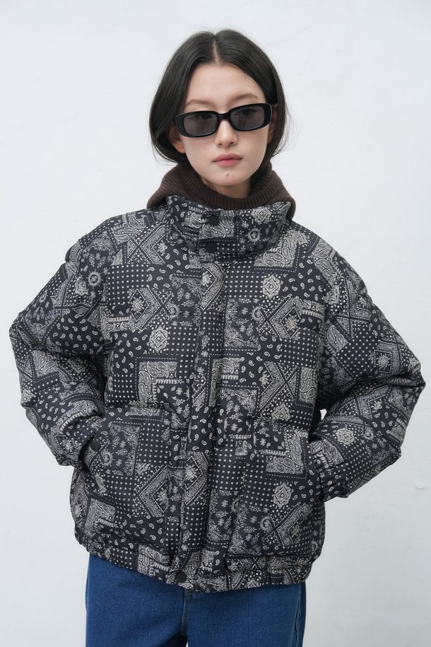 [25FW] UNISEX 에어믹스 페이즐리 푸퍼는 가을, 겨울 시즌 일상 및 여행룩에 적합한 유니섹스 푸퍼입니다. 오버핏 크롭 기장의 두꺼운 두께감으로 보온성을 높였으며, 부드러운 촉감의 나일론 소재를 사용했습니다. 블랙과 그레이 컬러, 페이즐리 및 패치워크 패턴이 캐주얼, 스트리트, 고프코어 스타일을 연출합니다. 집업 여밈 방식에 긴 소매 기장으로 활동성을 더했으며, 에어믹스 소재로 제작되어 편안한 착용감을 선사합니다.
