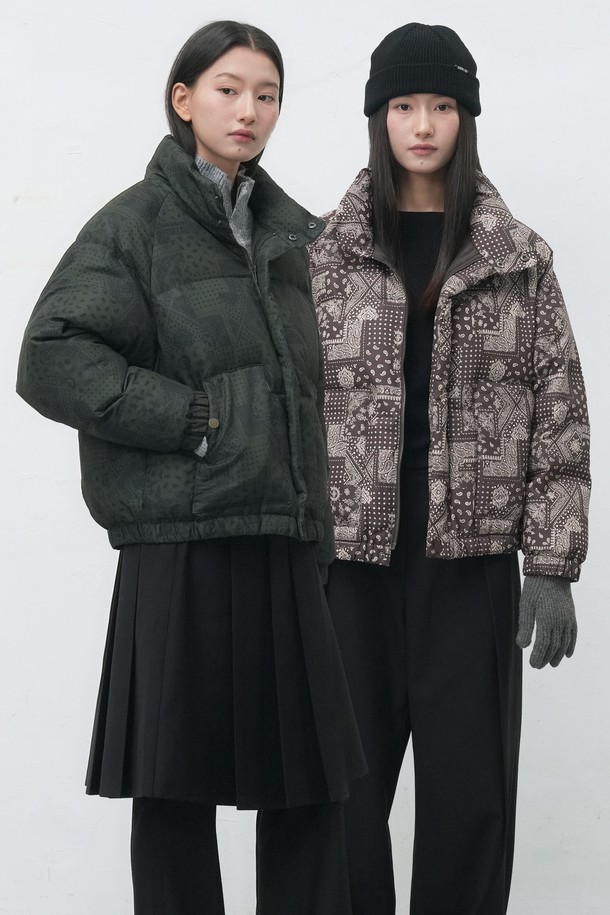 [25FW] UNISEX 에어믹스 페이즐리 푸퍼는 가을, 겨울 시즌에 어울리는 유니섹스 푸퍼입니다. 카키 컬러를 베이스로 페이즐리 패턴이 돋보이며, 캐주얼 및 스트리트 스타일을 모두 소화할 수 있습니다. 에어믹스 소재로 제작되어 부드러운 촉감과 뛰어난 보온성을 제공하며, 오버핏 디자인과 긴소매, 집업 여밈 방식으로 편안하게 착용 가능합니다. 여행룩, 캠핑룩 등 다양한 TPO에 활용 가능하며, 고프코어 스타일 연출에도 좋습니다. 두꺼운 두께감으로 한겨울 추위에도 따뜻하게 몸을 보호해 줍니다.
