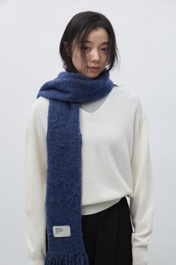 [25FW] UNISEX 헤어리 니트 머플러 [3COL]는 부드러운 촉감의 헤어리 텍스처가 특징인 유니섹스 머플러입니다. 가을과 겨울에 착용하기 좋은 두꺼운 두께감의 니트 소재로 제작되었으며, 베이직하고 캐주얼한 스타일을 연출하기 좋습니다. 네이비 컬러의 무지 디자인으로 다양한 옷차림에 매치하기 용이합니다. 캐주얼, 클래식, 미니멀 스타일을 즐겨 입는 분들께 추천합니다.
