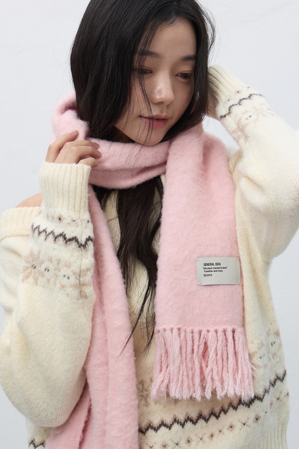 [25FW] 유니섹스 헤어리 니트 머플러는 부드러운 촉감과 따뜻함을 선사하는 겨울철 필수 아이템입니다. 헤어리 텍스처의 두꺼운 니트 울 소재로 제작되어 포근한 착용감을 느낄 수 있습니다. 캐주얼 및 미니멀 스타일을 즐겨 입는 유니섹스 고객에게 적합하며, 핑크, 화이트, 블랙 세 가지 색상으로 출시되었습니다. 프린지 디테일이 돋보이는 무지 디자인으로, 데일리룩에 포인트 아이템으로 활용하기 좋습니다. 가을, 겨울 시즌에 따뜻하고 스타일리시하게 연출해보세요.
