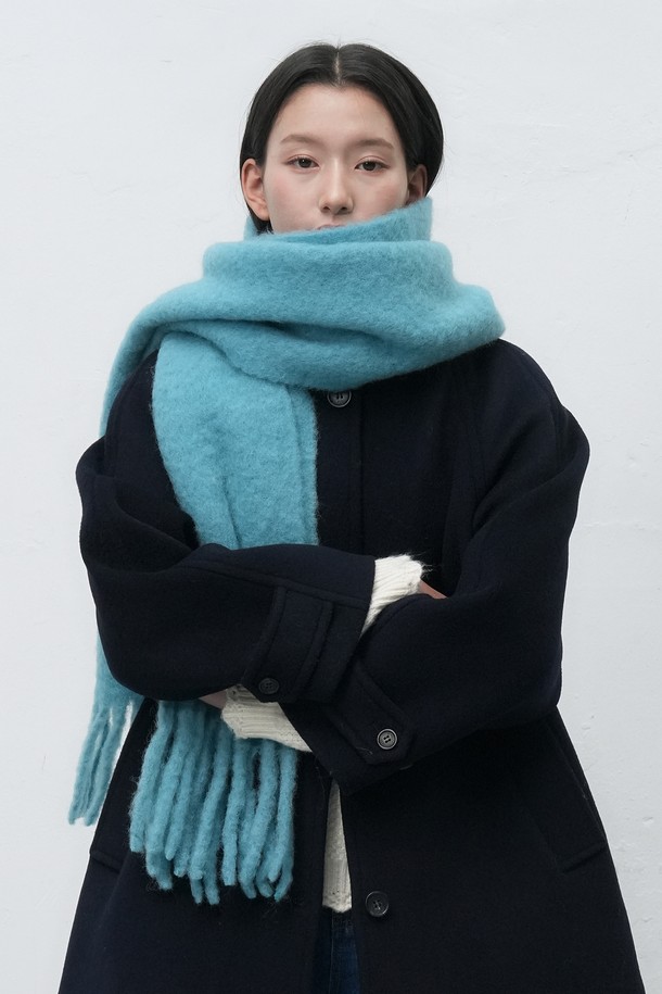 [25FW] ]UNISEX 빅 울 블렌드 머플러는 부드러운 촉감의 울 블렌드 소재로 제작되어 가을과 겨울에 따뜻하게 착용할 수 있습니다. 베이직한 디자인에 두꺼운 두께감과 빅 사이즈로 제작되어, 클래식, 미니멀, 캐주얼 등 다양한 스타일을 연출하기 좋습니다. 버터, 블루, 라이트 그레이 3가지 컬러로 출시되어 취향에 맞게 선택 가능합니다. 남녀 모두 착용 가능한 유니섹스 머플러로, 데일리룩에 포인트 아이템으로 활용하기 좋습니다. 무지 패턴으로 어떤 옷에도 쉽게 매치할 수 있어 활용도가 높습니다.
