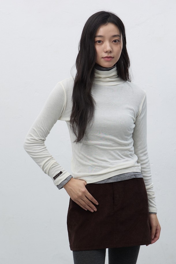 **[25FW] 우먼 소프트 울 터틀넥 티셔츠 [4COL] / WBE4L01520**는 부드러운 소프트 울 소재로 제작되어 가을, 겨울 시즌에 따뜻하고 포근하게 착용할 수 있는 여성 터틀넥 티셔츠입니다. 베이직한 디자인으로 출근룩, 오피스룩 등 다양한 TPO에 활용 가능하며, 클래식, 미니멀, 시크한 스타일 연출에 용이합니다. 레귤러핏에 긴 소매 기장으로, 레귤러 기장의 상의와 함께 어떤 하의에도 잘 어울립니다. 무지 디자인과 화이트 컬러는 어떤 의상에도 매치하기 쉬워 활용도가 높습니다. 부드러운 촉감의 소프트 울 소재가 편안한 착용감을 선사합니다.
