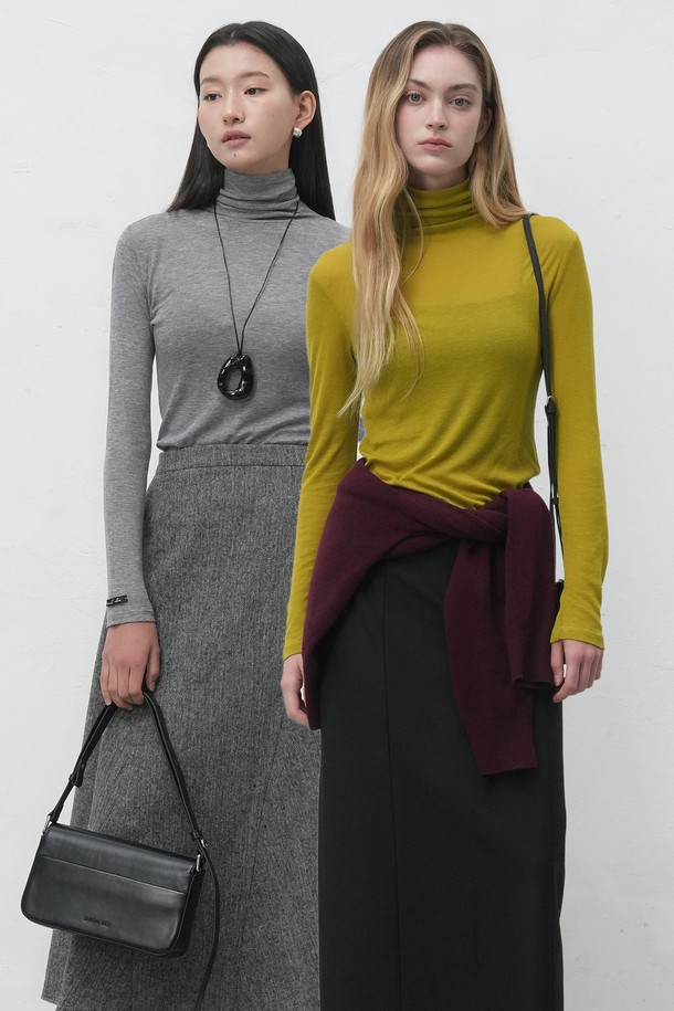 **[25FW] WOMAN 소프트 울 터틀넥 티셔츠 [4COL] / WBE4L01520**

부드러운 소프트 울 소재로 제작되어 포근하고 고급스러운 착용감을 선사하는 여성 터틀넥 티셔츠입니다. 4가지 다채로운 컬러로 출시되어, 다양한 스타일에 매치하기 용이합니다. 레귤러핏 디자인으로 편안한 착용감을 제공하며, 가을과 겨울 시즌 데일리룩과 모임룩에 활용하기 좋습니다. 베이직한 디자인으로 클래식, 미니멀, 캐주얼 등 폭넓은 스타일을 소화할 수 있는 활용도 높은 아이템입니다. 긴 소매 기장과 두꺼운 두께감으로 따뜻함을 더했습니다.
