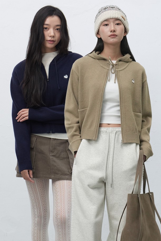 **[25FW] WOMAN 베이비쉽 니트 후드 집업 [3COL] / WBE4L04557**

부드러운 촉감의 베이비쉽 니트 소재로 제작된 여성용 후드 집업입니다. 가을과 겨울, 쌀쌀한 날씨에 따뜻하게 착용하기 좋은 두꺼운 두께감의 레귤러핏 니트입니다. 캐주얼, 베이직, 미니멀, 클래식한 스타일을 연출하기 좋으며, 집콕룩으로 편안하게 즐기기 좋습니다. 베이지, 네이비 2가지 컬러로 출시되었으며, 긴 소매와 후드 디자인이 특징입니다. 무지 패턴으로 어떤 옷에도 쉽게 매치할 수 있어 활용도가 높습니다.
