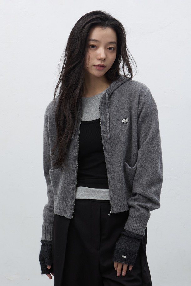 [25FW] WOMAN 베이비쉽 니트 후드 집업 [3COL] / WBE4L04557는 부드러운 촉감의 베이비쉽 소재로 제작된 여성용 니트 후드 집업입니다. 가을, 겨울 시즌에 어울리는 두꺼운 두께감으로 따뜻하게 착용할 수 있으며, 일상에서 편안하게 즐겨 입기 좋은 캐주얼 스타일입니다. 그레이 컬러의 무지 디자인으로 다양한 룩에 매치하기 용이하며, 레귤러 핏과 긴 소매 기장으로 안정적인 착용감을 제공합니다. 집콕룩, 산책룩 등 편안한 TPO에 적합하며, 미니멀한 스타일 연출에 활용하기 좋습니다. 후드 디자인과 집업 여밈 방식으로 실용성을 더했습니다.

