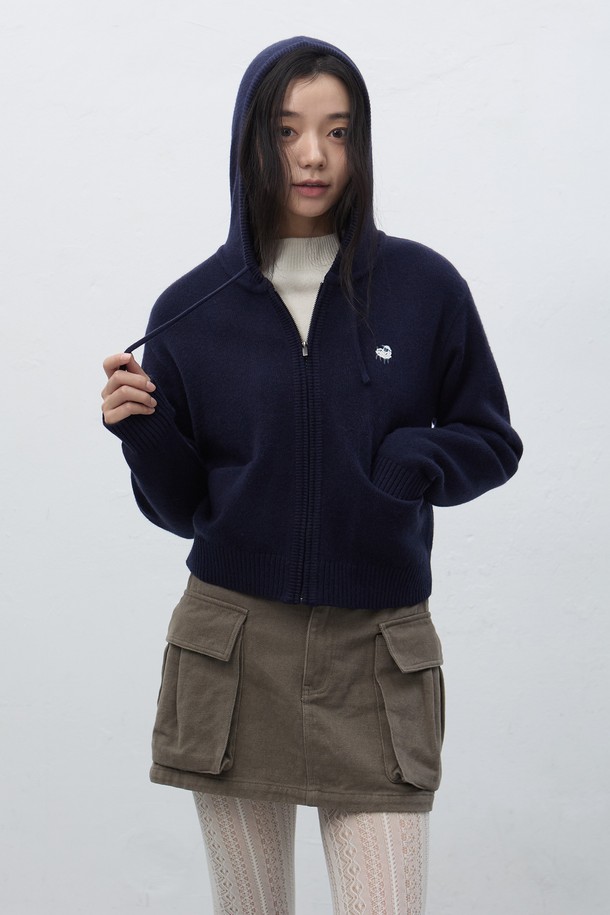 **[25FW] 우먼 베이비쉽 니트 후드 집업 [3COL] / WBE4L04557**

부드러운 베이비쉽 소재로 제작되어 포근한 착용감을 선사하는 여성용 니트 후드 집업입니다. 톤 다운된 네이비 컬러로, 캐주얼하면서도 미니멀한 스타일을 연출합니다. 가을, 겨울 시즌에 적합하며, 레귤러핏과 긴 소매 기장으로 편안함을 더했습니다. 무지 디자인에 두꺼운 두께감으로 따뜻함을 유지하며, 집콕룩과 산책룩에 모두 잘 어울립니다.
