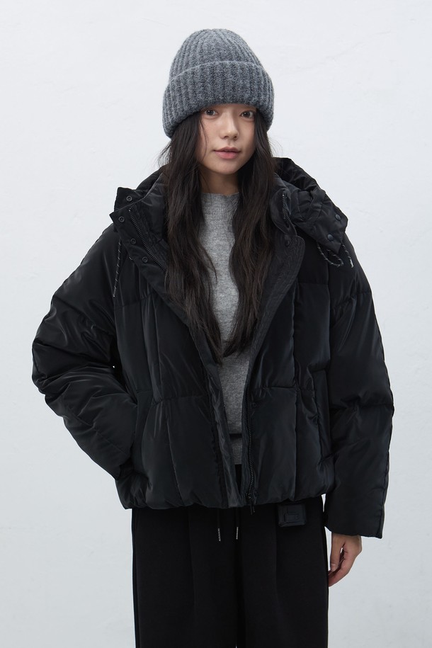 [25FW] WOMAN 스퀘어 퀼팅 후드 숏 푸퍼는 여성용 아우터로, 캐주얼한 스타일을 연출하기에 좋습니다. 가을과 겨울에 적합하며, 보온성을 위한 패딩 안감과 두꺼운 두께감으로 제작되었습니다. 부드러운 촉감의 나일론 소재와 오버핏 디자인으로 편안한 착용감을 선사합니다. 집업 여밈 방식과 숏 기장으로 활동성을 높였으며, 후드와 스퀘어 퀼팅 디테일이 특징입니다. 출근룩, 여행룩 등 다양한 TPO에 미니멀, 클래식한 스타일로 활용할 수 있습니다.
