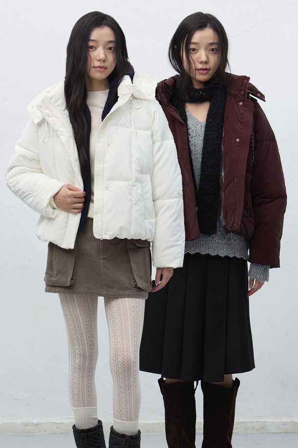 [25FW] WOMAN 스퀘어 퀼팅 후드 숏 푸퍼는 여성용 겨울 아우터로, 캐주얼한 스타일을 연출하기 좋습니다. 부드러운 촉감의 나일론과 폴리에스테르 혼방 소재로 제작되어 보온성을 높였습니다. 숏 기장에 레귤러 핏으로 편안하게 착용 가능하며, 집업 여밈 방식과 후드 디자인으로 실용성을 더했습니다. 스퀘어 퀼팅 패턴이 돋보이며, 화이트, 와인, 블랙 세 가지 색상으로 출시되었습니다. 산책룩, 집콕룩 등 다양한 TPO에 활용 가능하며, 미니멀, 클래식 스타일을 선호하는 분들께 추천합니다.
