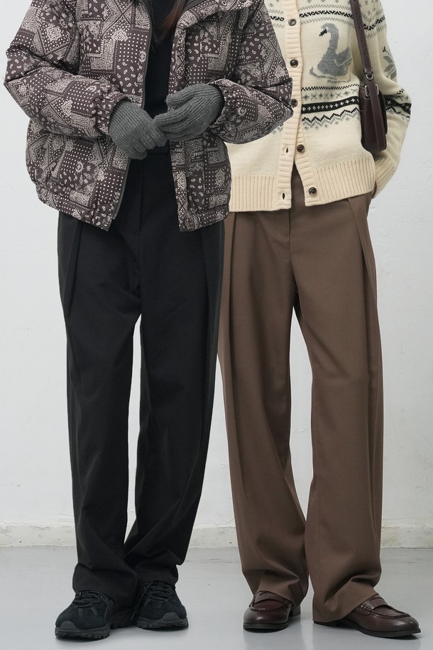 [25FW] WOMAN 와이드 원턱 슬랙스 [2COL]는 여성용 슬랙스로, 다크 베이지와 블랙 두 가지 색상으로 출시되었습니다. 가을, 겨울 시즌에 어울리는 긴 기장의 와이드핏 슬랙스로, 베이직하고 클래식한 스타일을 연출합니다. 원턱 디테일이 특징이며, 오피스룩, 출근룩, 모임룩 등 다양한 TPO에 활용 가능합니다. 미니멀하고 클래식한 스타일을 선호하는 여성에게 적합한 아이템입니다.
