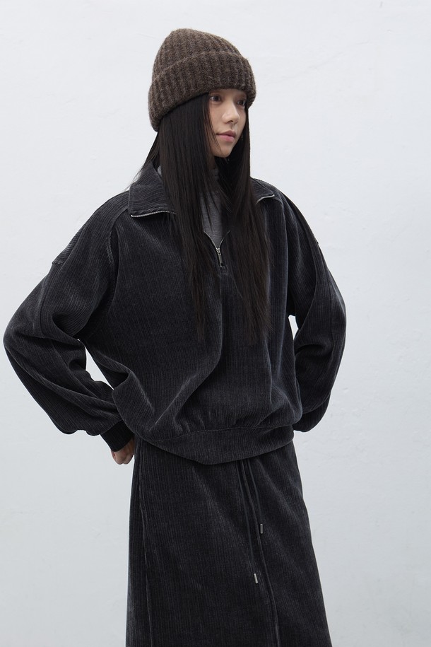 [25FW] WOMAN 리브드 벨로아 루즈핏 하프집업 [2COL] / WBE4L51521는 부드러운 벨로아 소재의 여성용 하프넥 하프집업입니다. 넉넉한 루즈핏으로 편안한 착용감을 선사하며, 가을과 겨울에 따뜻하게 입을 수 있습니다. 일상복과 피트니스룩으로 모두 활용 가능한 실용적인 아이템으로, 스포티, 캐주얼, 미니멀한 스타일을 연출하기 좋습니다. 리브드 디테일이 돋보이며, 블랙 컬러로 어떤 옷에도 쉽게 매치할 수 있습니다. 보온 기능으로 쌀쌀한 날씨에도 따뜻함을 유지해줍니다.
