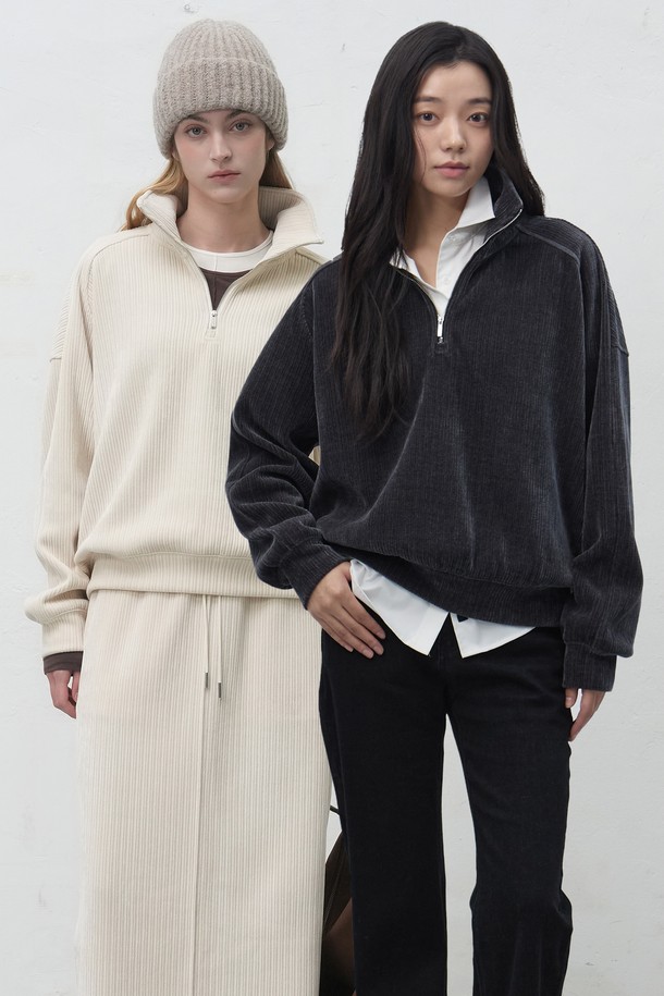 따뜻하고 부드러운 감촉의 [25FW] WOMAN 리브드 벨로아 루즈핏 하프집업입니다. 캐주얼 스타일의 여성 의류로, 가을과 겨울에 활용하기 좋습니다. 넉넉한 루즈핏과 하프넥 디자인으로 편안한 착용감을 선사하며, 부드러운 벨로아 소재가 포근함을 더합니다. 집콕룩, 산책룩 등 다양한 TPO에 매치하여 미니멀하고 클래식한 스타일을 연출해보세요. 2가지 컬러로 제공됩니다.
