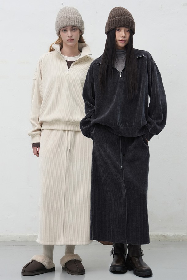 [25FW] WOMAN 리브드 벨로아 하프 집업 세트 [2COL]는 부드러운 벨로아 소재의 여성용 상하의 세트입니다. 캐주얼하고 베이직한 스타일로, 가을과 겨울에 따뜻하게 착용하기 좋습니다. 하프넥 디자인과 넉넉한 루즈핏으로 편안함을 더했으며, 집업 스타일로 간편하게 입고 벗을 수 있습니다. 블랙과 아이보리 두 가지 색상으로 출시되어, 취향에 맞게 선택 가능합니다. 집콕룩으로 활용하기 좋으며, 부드러운 촉감으로 포근함을 느낄 수 있습니다.
