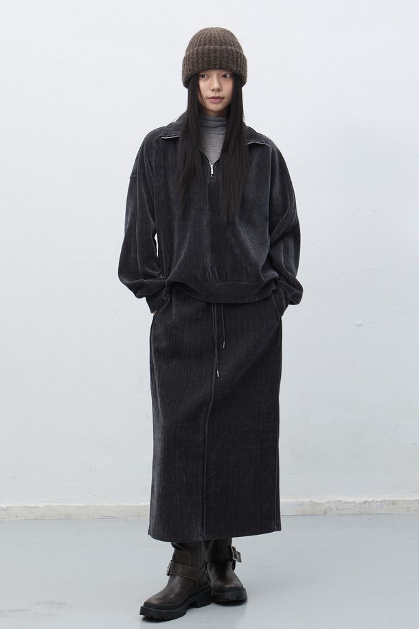 [25FW] 우먼 리브드 벨로아 하프집업 세트 [2COL] / WBE4L51521SET는 부드러운 촉감의 벨로아 소재로 제작된 여성용 하프넥 하프집업 세트입니다. 가을, 겨울 시즌에 적합하며, 보온성을 제공하는 두꺼운 두께감으로 제작되었습니다. 스포티, 캐주얼 스타일을 연출하기 좋으며, 레귤러핏과 무지 패턴으로 미니멀한 디자인을 강조했습니다. 일상 및 스포츠 활동 모두 활용 가능하며, 긴 소매와 집업 여밈 방식으로 편안하게 착용할 수 있습니다. 블랙 색상으로 출시되었습니다.
