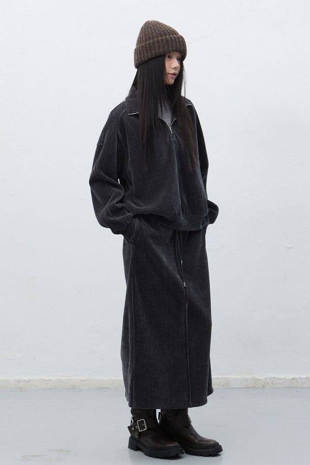 [25FW] WOMAN 리브드 벨로아 하프집업 세트 [2COL]는 여성용으로, 가을과 겨울에 따뜻하게 입을 수 있는 캐주얼 스타일의 세트 상품입니다. 부드러운 촉감의 벨로아 소재로 제작되었으며, 레귤러 핏에 하프넥 디자인으로 편안함을 더했습니다. 무지 패턴의 블랙 컬러로 어떤 스타일에도 쉽게 매치할 수 있으며, 긴 소매와 두꺼운 두께감으로 보온성을 높였습니다. 넉넉한 핏으로 활동성을 보장하며, 집업 스타일로 간편하게 착용 가능합니다.
