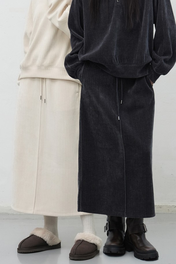 [25FW] WOMAN 리브드 벨로아 밴딩 롱스커트 [2COL]는 부드러운 촉감과 두꺼운 두께감으로 가을, 겨울 시즌에 따뜻하게 착용 가능한 여성 롱스커트입니다. 캐주얼, 베이직 스타일의 무지로, A라인 핏과 루즈핏으로 편안한 착용감을 선사합니다. 벨로아 소재와 밴딩 디테일이 특징이며, 출근룩과 모임룩 등 다양한 TPO에 활용 가능합니다. 블랙과 화이트 두 가지 컬러로 출시되어 미니멀, 클래식한 스타일을 연출하기 좋습니다.
