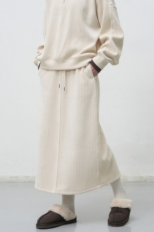 [25FW] WOMAN 리브드 벨로아 밴딩 롱스커트 [2COL]는 부드러운 벨로아 소재로 제작되어 포근한 착용감을 선사하는 여성 롱스커트입니다. 허리 밴딩 처리와 루즈핏 디자인으로 편안한 활동성을 보장하며, A라인 실루엣이 우아한 분위기를 더합니다. 아이보리 색상으로 출시되어 가을, 겨울 시즌 데이트룩, 모임룩 등 다양한 TPO에 활용하기 좋습니다. 베이직하면서도 클래식, 미니멀, 로맨틱 스타일을 모두 소화할 수 있는 매력적인 아이템입니다.
