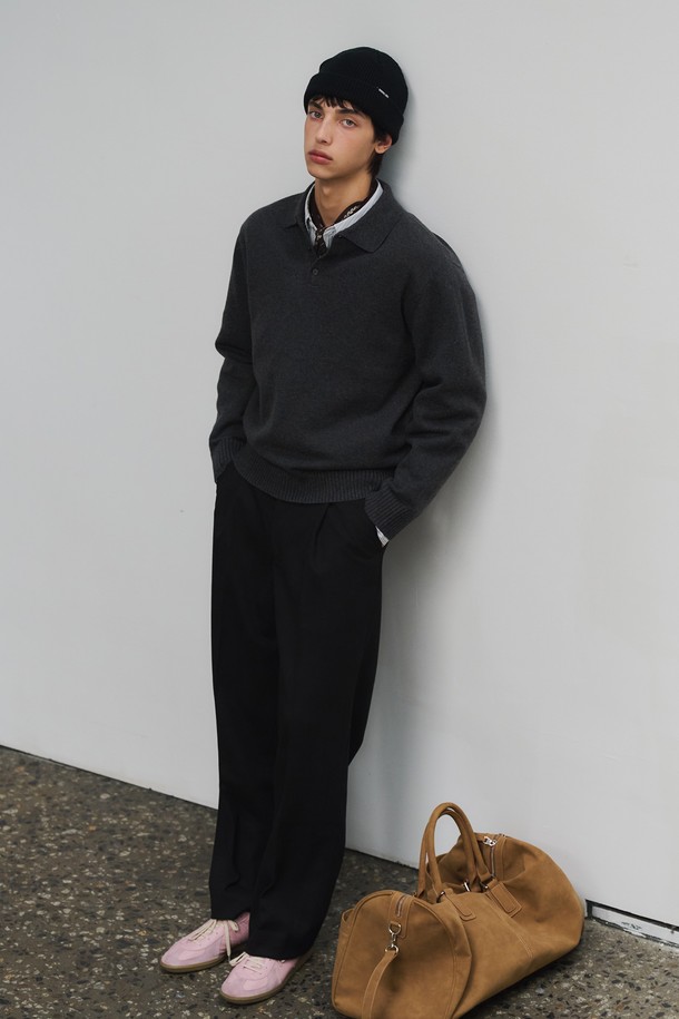 25FW MAN 클래식 원턱 와이드 슬랙스는 남성용 슬랙스로, 가을과 겨울에 착용하기 좋습니다. 무지 디자인에 와이드핏으로 제작되어 클래식하고 미니멀한 스타일을 연출합니다. 오피스룩, 비즈니스 캐주얼, 모임룩 등 다양한 TPO에 활용 가능하며, 시크한 느낌을 더해줍니다. 원턱 디테일이 특징이며, 편안한 착용감을 제공합니다. 블랙 컬러로 어떤 상의와도 쉽게 매치할 수 있습니다.
