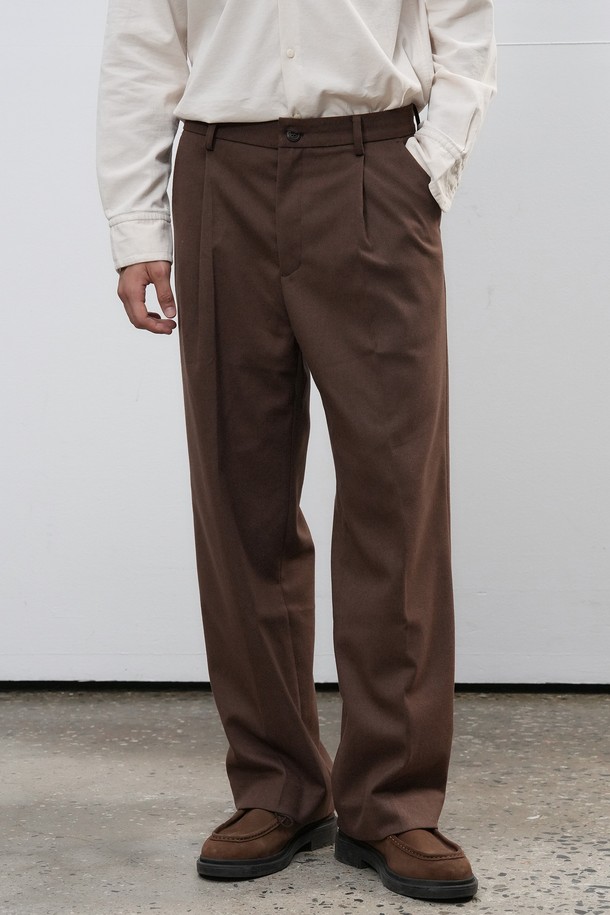 [25FW] MAN 클래식 원턱 와이드 슬랙스 [3COL]는 남성용 슬랙스로, 가을과 겨울에 착용하기 좋은 두께감의 긴 기장 바지입니다. 클래식하고 미니멀한 스타일을 추구하며, 일상, 출근룩, 비즈니스 캐주얼, 그리고 모임룩까지 다양한 TPO에 활용할 수 있습니다. 넉넉한 루즈핏 와이드 실루엣에 원턱 디테일이 더해져 편안하면서도 세련된 분위기를 연출합니다. 부드러운 폴리에스테르 소재로 제작되어 편안한 착용감을 선사하며, 브라운 컬러의 무지 디자인으로 어떤 상의와도 쉽게 매치할 수 있습니다.

