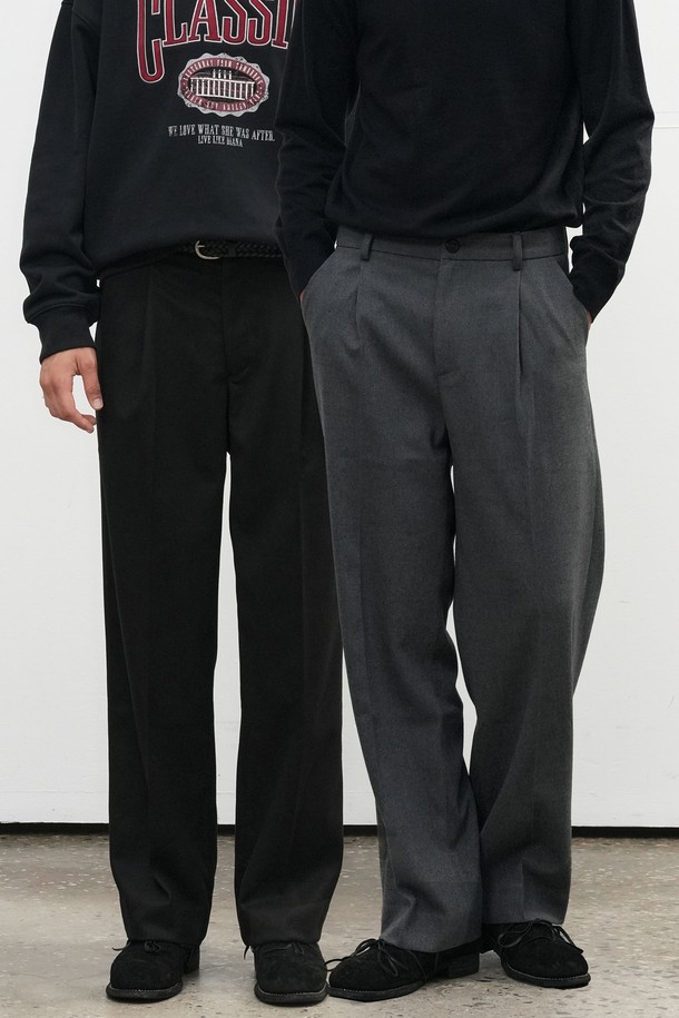 세련된 남성 스타일을 완성할 '[25FW] MAN 클래식 원턱 와이드 슬랙스'입니다. 가을, 겨울 시즌에 어울리는 긴 기장의 슬랙스로, 그레이, 블랙, 베이지 3가지 기본 컬러로 출시되었습니다. 클래식한 무드의 원턱 디테일과 와이드핏 디자인이 편안하면서도 시크한 분위기를 연출합니다. 출근룩, 비즈니스 캐주얼, 모임룩 등 다양한 TPO에 활용 가능하며, 미니멀하고 시크한 스타일을 연출하기 좋습니다.

