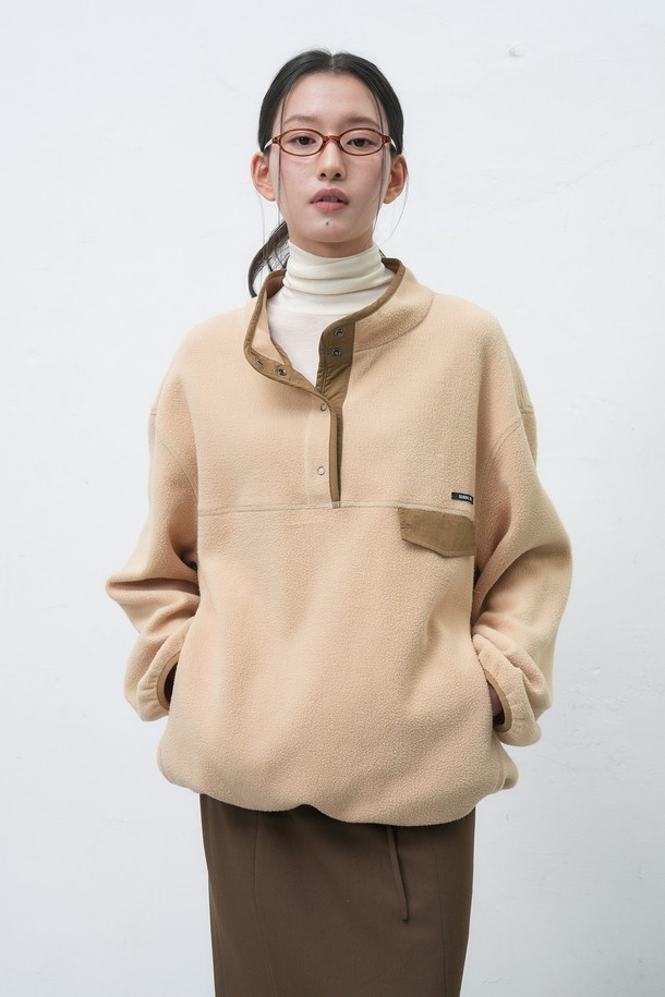 [25FW] UNISEX 소프트 하이넥 플리스 아노락은 부드러운 플리스 소재로 제작되어 포근한 착용감을 선사합니다.  가을과 겨울철, 일상에서 캐주얼하고 스포티한 스타일을 연출하기 좋습니다.  하이넥 디자인과 스냅 여밈 방식으로, 보온성을 높이고 편안하게 착용할 수 있습니다. 베이지, 차콜, 브라운 세 가지 색상으로 출시되어 다양한 룩에 활용 가능합니다.  루즈핏으로 제작되어 활동성이 뛰어나며, 두꺼운 두께감으로 따뜻하게 몸을 감싸줍니다.
