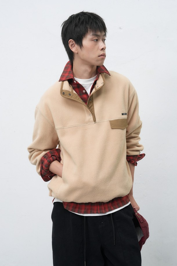 [25FW] 유니섹스 소프트 하이넥 플리스 아노락은 부드러운 촉감의 플리스 소재로 제작되어 가을, 겨울철 따뜻함을 선사합니다. 차분한 베이지, 차콜, 브라운 3가지 색상으로 출시되어 어떤 룩에도 쉽게 매치할 수 있습니다. 하이넥 디자인과 하프 집업 여밈 방식으로 보온성을 높였으며, 오버핏으로 편안한 착용감을 제공합니다. 캐주얼, 스포티, 미니멀 스타일을 즐기는 분들께 산책, 캠핑, 집콕 등 다양한 TPO에 활용 가능한 데일리 아우터입니다. 두꺼운 두께감으로 추운 날씨에도 든든하게 몸을 감싸줍니다.
