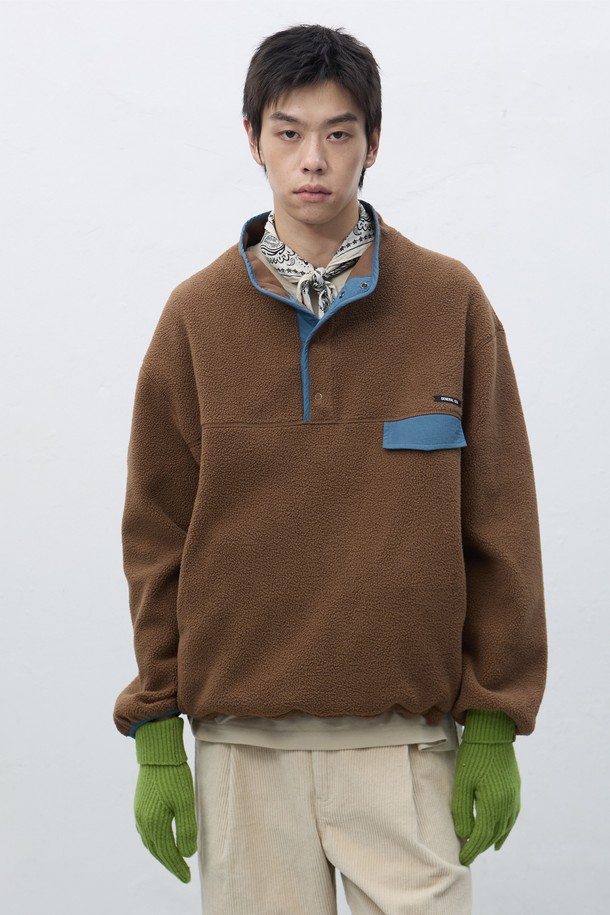 따뜻함과 스타일을 모두 갖춘 [25FW] UNISEX 소프트 하이넥 플리스 아노락입니다. 부드러운 소프트 플리스 소재로 제작되어 뛰어난 착용감을 선사하며, 겨울철 보온성을 책임집니다. 하이넥 디자인과 레귤러핏으로 제작되어 캐주얼, 스포티, 미니멀 등 다양한 스타일 연출이 가능합니다. 베이지, 차콜, 브라운 3가지 컬러로 출시되어, 산책, 캠핑, 집콕 등 어떤 TPO에도 활용하기 좋습니다. 긴 소매와 스냅 여밈 방식으로 편안함과 실용성을 더했습니다.
