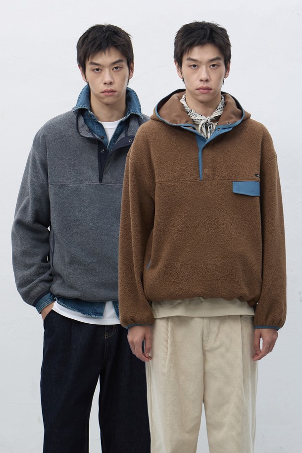 [25FW] UNISEX 소프트 하이넥 플리스 아노락은 부드러운 촉감의 플리스 소재로 제작되어 가을, 겨울철 보온성을 책임지는 아노락입니다. 루즈핏으로 편안한 착용감을 선사하며, 하이넥 디자인과 집업 여밈 방식으로 스타일리시함을 더했습니다. 베이지, 차콜, 브라운 3가지 색상으로 출시되어 다양한 룩에 매치하기 용이하며, 캐주얼, 스포티, 미니멀 스타일을 즐기는 분들께 추천합니다. 산책룩이나 캠핑룩으로 활용하여 따뜻하고 포근한 분위기를 연출할 수 있습니다. 무지 디자인으로 어떤 옷에도 잘 어울려 데일리 아우터로 손색없습니다.
