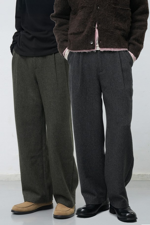 **[25FW] MAN 울 클래식 투턱 슬랙스 [2COL] / SBE4M11011**

가을, 겨울 시즌 남성용 울 소재 클래식 슬랙스입니다. 블랙, 그레이 두 가지 색상으로 출시되었으며, 넉넉한 레귤러핏에 투턱 디테일이 특징입니다. 오피스룩, 비즈니스 캐주얼, 출근룩 등 다양한 TPO에 활용 가능하며, 미니멀하고 클래식한 스타일을 연출하기 좋습니다. 두께감 있는 울 소재로 제작되어 보온성을 높였습니다.
