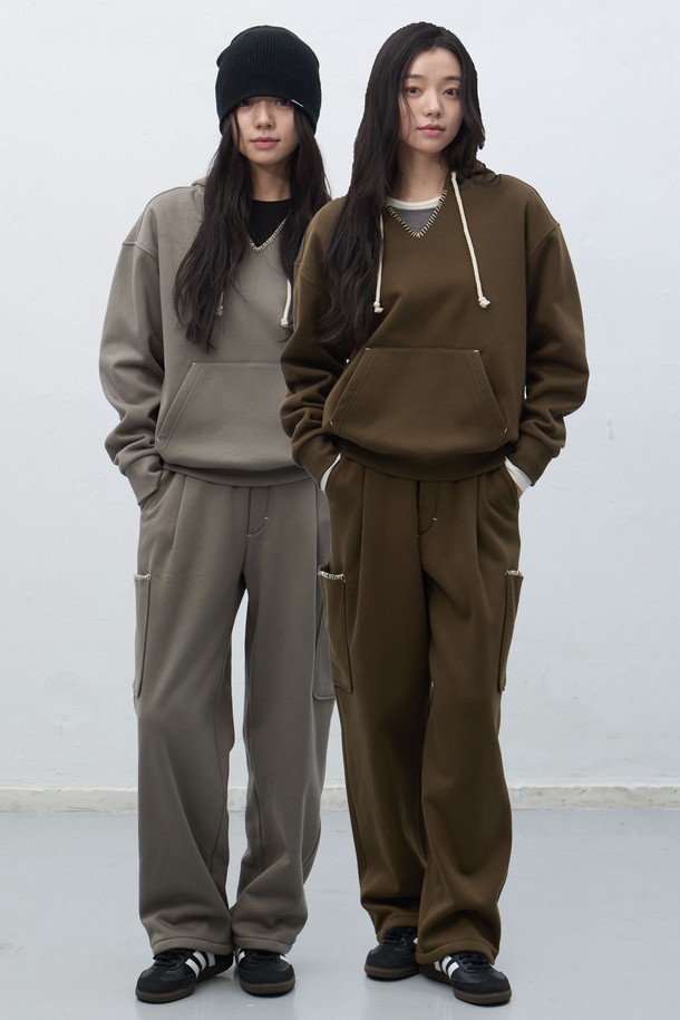 [25FW] UNISEX 스티치 스웻 후드 세트 [3COL]는 부드러운 면 소재로 제작되어 편안한 착용감을 제공하는 유니섹스 후드 세트입니다. 오버핏 디자인으로 트렌디한 스타일을 연출하며, 캐주얼하고 미니멀한 무드를 선호하는 분들께 적합합니다. 가을, 겨울 시즌에 활용하기 좋으며, 집콕룩으로 편안하게 즐기기 좋습니다. 브라운, 그레이, 블랙 세 가지 색상으로 출시되어 취향에 맞게 선택할 수 있으며, 무지 디자인으로 다양한 룩에 매치하기 용이합니다. 후드와 스웻셔츠 세트로 구성되어 있어 간편하게 스타일을 완성할 수 있습니다.
