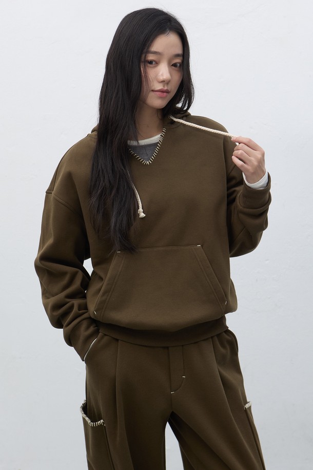 **[25FW] UNISEX 스티치 스웻 후드 세트 [3COL] / SBE4U51013SET**는 부드러운 촉감의 면 소재로 제작되어 가을, 겨울 시즌에 따뜻하게 착용할 수 있는 후드 세트입니다. 루즈핏으로 편안함을 강조했으며, 베이직하고 캐주얼한 스타일로 다양한 룩에 활용하기 좋습니다. 무지 디자인에 브라운 컬러로 포인트를 더하여 미니멀한 스타일을 연출할 수 있습니다. 집콕룩, 캠핑룩, 산책룩 등 TPO에 구애받지 않고 데일리하게 즐겨 입기 좋은 아이템입니다. 긴소매와 두꺼운 두께감으로 보온성을 높였습니다.
