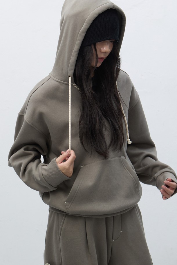 [25FW] UNISEX 스티치 스웻 후드 세트 [3COL]는 부드러운 촉감의 면 소재로 제작되어 가을, 겨울 시즌에 따뜻하게 착용하기 좋은 후드 티셔츠 세트입니다. 루즈핏으로 편안한 착용감을 선사하며, 데일리룩, 집콕룩, 산책룩 등 다양한 TPO에 활용 가능합니다. 베이직하고 캐주얼한 스타일로, 무지 디자인에 스티치 디테일이 더해져 미니멀한 매력을 더합니다. 두꺼운 두께감으로 보온성을 높였으며, 후드 디자인으로 더욱 스타일리시하게 연출할 수 있습니다. 남녀 모두 착용 가능한 유니섹스 제품으로, 편안함과 스타일을 동시에 잡을 수 있는 아이템입니다.
