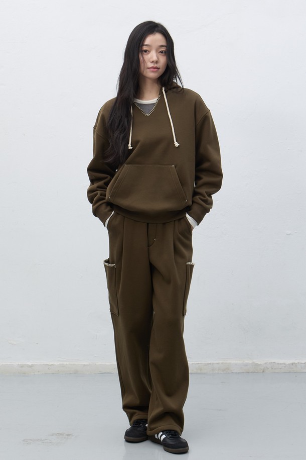 **[25FW] UNISEX 스티치 카고 스웻팬츠 [3COL]**는 가을, 겨울 시즌에 어울리는 유니섹스 카고 스웻팬츠입니다. 부드러운 면 소재로 제작되어 편안한 착용감을 선사하며, 루즈핏으로 캐주얼하고 스트릿한 스타일을 연출합니다. 블랙, 카키, 그레이 3가지 색상으로 출시되었으며, 긴 기장과 두꺼운 두께감으로 보온성을 높였습니다. 밴딩 처리된 허리와 카고 포켓, 스티치 디테일이 돋보이는 디자인으로, 캠핑룩이나 집콕룩 등 다양한 TPO에 활용 가능합니다. 캐주얼, 스트리트, 미니멀 스타일을 즐겨 입는 분들께 추천합니다.
