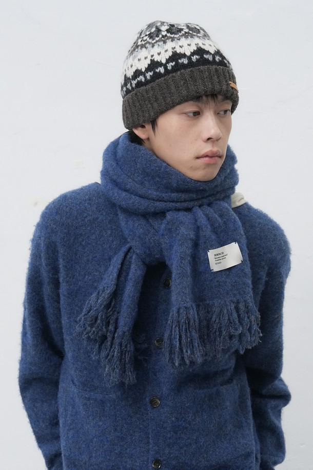 **[25FW] UNISEX 노르딕 비니 [3COL]**는 가을, 겨울 시즌에 어울리는 유니섹스 비니입니다. 울과 아크릴 혼방 소재로 제작되어 부드러운 촉감과 뛰어난 보온성을 자랑합니다. 깊은 모자 깊이와 두꺼운 두께, 노르딕 패턴 디자인이 특징이며, 네이비와 그레이 두 가지 색상으로 출시되었습니다. 출근룩과 연말 모임룩에 클래식, 캐주얼, 미니멀 스타일로 포인트를 더할 수 있습니다.
