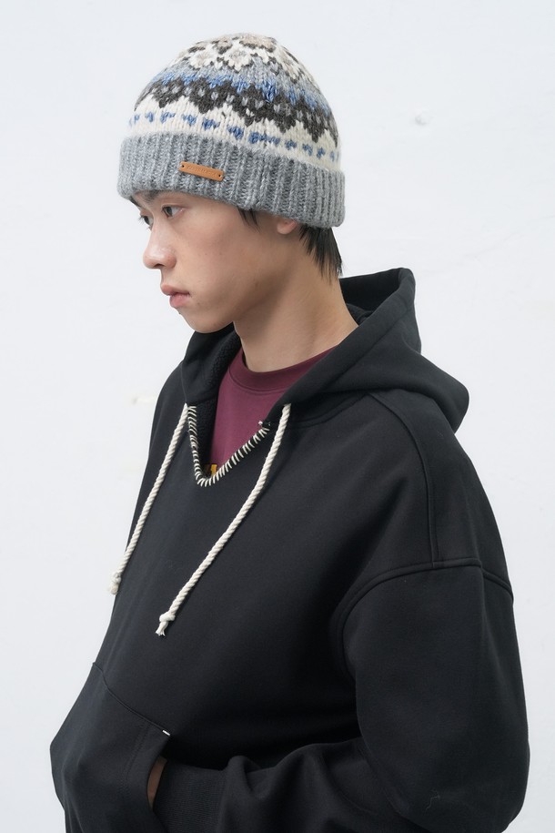 **[25FW] UNISEX 노르딕 비니 [3COL] / SBE4U91012**는 부드러운 울과 아크릴 혼방 소재로 제작되어 가을, 겨울철 따뜻하게 착용할 수 있는 깊이 있는 비니입니다. 유니섹스 디자인으로 남녀 모두 착용 가능하며, 그레이, 화이트, 블랙 3가지 기본 컬러로 출시되어 다양한 스타일과 매치하기 좋습니다. 노르딕 패턴이 디자인되어 캐주얼, 클래식, 미니멀 스타일 모두 소화 가능하며, 특히 출근룩에 포인트를 더할 수 있습니다. 두꺼운 두께감으로 방한 기능까지 갖춘 겨울용 비니입니다.
