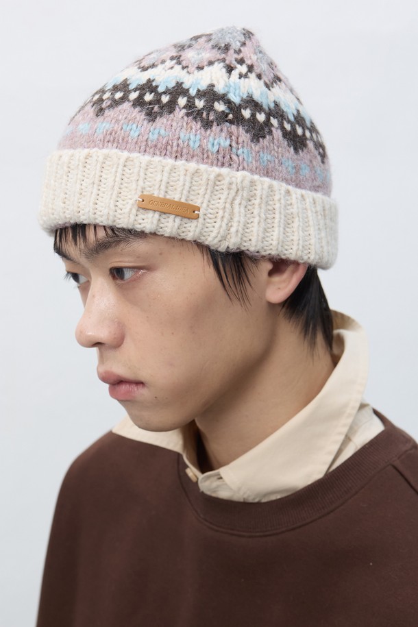 [25FW] UNISEX 노르딕 비니 [3COL]는 울과 아크릴 혼방 소재로 제작되어 부드러운 촉감을 자랑하며, 가을과 겨울철 따뜻하게 착용할 수 있는 방한용 비니입니다. 깊은 모자 깊이와 두꺼운 두께로 보온성을 높였으며, 노르딕 패턴과 니트, 폼폼 장식이 더해져 캐주얼, 클래식, 미니멀 스타일 모두 소화 가능한 디자인입니다. 베이지, 그레이, 브라운 세 가지 색상으로 출시되어 다양한 겨울 의상에 매치하기 용이합니다. 남녀 공용으로 제작되어 유행 없이 오랫동안 착용할 수 있으며 데일리룩에 포인트를 더해줍니다.
