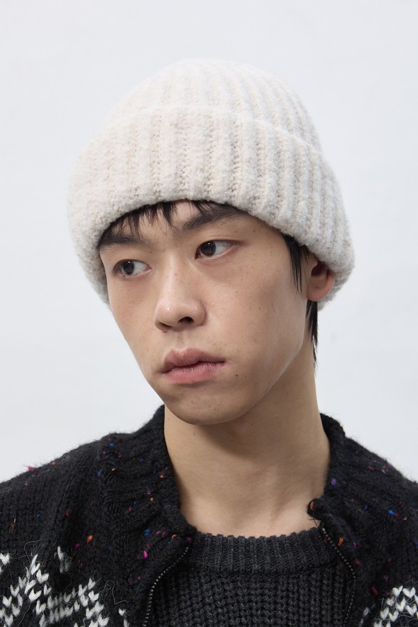 [25FW] UNISEX 하찌 니트 비니 [4COL]는 깊은 모자 깊이와 부드러운 촉감의 니트 소재 비니입니다. 아이보리 색상으로, 가을과 겨울에 따뜻하게 착용하기 좋습니다. 하찌 패턴과 골지 디테일이 돋보이며, 캐주얼, 미니멀, 클래식 스타일을 모두 아우르는 디자인입니다. 유니섹스 제품으로, 남녀 모두 편안하게 즐길 수 있습니다. 두꺼운 두께감으로 보온성을 높였습니다.
