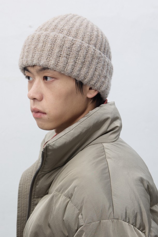 [25FW] UNISEX 하찌 니트 비니는 가을, 겨울 시즌에 착용하기 좋은 유니섹스 비니입니다. 부드러운 촉감의 니트 소재로 제작되었으며, 깊은 모자 깊이와 두꺼운 두께감으로 따뜻하게 착용할 수 있습니다. 베이지 컬러의 하찌 니트 패턴이 돋보이며, 캐주얼, 미니멀, 클래식 스타일의 산책룩에 잘 어울립니다. 데일리 아이템으로 활용하기 좋은 디자인입니다.
