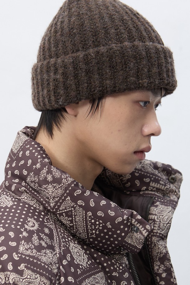 따뜻하고 포근한 [25FW] 유니섹스 하찌 니트 비니입니다. 부드러운 니트 소재로 제작되어 뛰어난 착용감을 선사하며, 깊은 모자 깊이로 안정감 있는 핏을 제공합니다. 가을, 겨울 시즌에 어울리는 두꺼운 두께감으로 보온성을 높였으며, 하찌 패턴이 은은한 포인트를 더합니다. 브라운 컬러는 어떤 의상에도 잘 어울려 출근룩, 연말 모임룩 등 다양한 TPO에 활용 가능하며, 캐주얼, 클래식, 미니멀 스타일 모두 소화 가능합니다.
