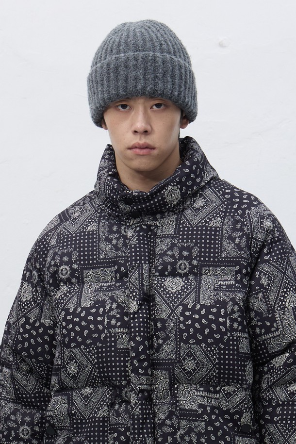 [25FW] UNISEX 하찌 니트 비니는 가을, 겨울 시즌에 어울리는 유니섹스 비니입니다. 부드러운 니트 소재로 제작되어 깊은 깊이감과 뛰어난 보온성을 제공하며 일상 및 출근룩, 여행룩에 활용하기 좋습니다. 미니멀, 캐주얼, 클래식 스타일을 모두 아우르는 디자인으로, 하찌 패턴의 은은한 멋스러움을 더했습니다. 그레이 컬러로 다양한 의상에 매치하기 용이하며, 폭넓은 연령층에서 착용하기 좋습니다.
