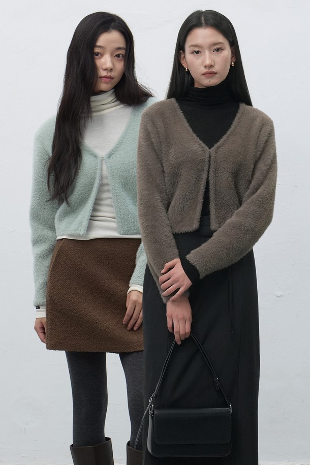 [25FW] 우먼 헤어리 크롭 가디건은 부드러운 울 소재로 제작되어 포근한 착용감을 선사합니다. 민트, 브라운, 블랙 3가지 색상으로 출시되어, 캐주얼하고 미니멀한 스타일을 연출하기 좋습니다. 브이넥 라인과 긴 소매, 헤어리 텍스처가 특징이며, 크롭 기장으로 트렌디함을 더했습니다. 두꺼운 두께감으로 가을, 겨울철 출근룩에 따뜻하게 활용할 수 있는 베이직 가디건입니다. 루즈핏으로 편안하게 착용 가능합니다.
