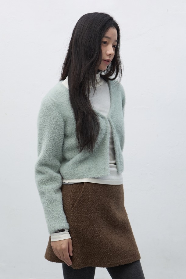 [25FW] WOMAN 헤어리 크롭 가디건 [3COL]는 여성용 가디건으로, 캐주얼하고 미니멀한 스타일을 연출합니다. 부드러운 헤어리 텍스처와 루즈핏으로 편안한 착용감을 선사하며, 가을과 겨울에 따뜻하게 입을 수 있습니다. 크롭 기장과 라운드넥 디자인이 특징이며, 민트, 브라운 등 세 가지 다채로운 컬러로 출시되었습니다. 집콕룩으로 활용하기 좋으며, 일상생활에서 폭넓게 활용할 수 있습니다.

