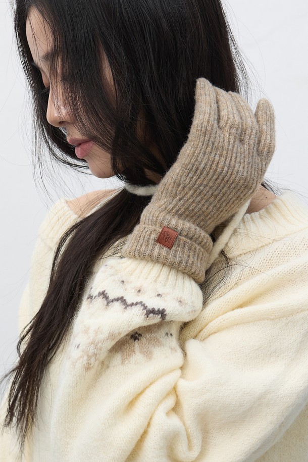 [25FW] UNISEX 리브드 니트 글러브는 가을, 겨울 시즌에 따뜻하게 착용할 수 있는 유니섹스 장갑입니다. 부드러운 촉감의 니트 소재로 제작되었으며, 리브드 패턴으로 디자인되어 미니멀, 클래식, 캐주얼 스타일 모두에 잘 어울립니다. 베이지, 화이트, 크림 3가지 컬러로 출시되어 다양한 스타일에 매치하기 좋습니다. 두꺼운 두께감으로 보온성을 높여 추운 날씨에도 따뜻함을 유지해 줍니다. 일상생활에서 데일리하게 활용하기 좋은 니트 글러브입니다.
