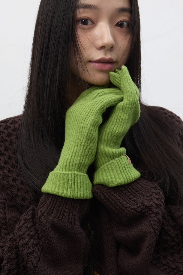 **[25FW] UNISEX 리브드 니트 글로브**는 가을과 겨울, 일상과 출근룩, 모임룩에 모두 잘 어울리는 유니섹스 장갑입니다. 부드러운 촉감의 니트 소재로 제작되었으며, 보온성을 높여 추운 날씨에도 따뜻하게 착용할 수 있습니다. 클래식, 미니멀, 캐주얼 스타일 모두 소화 가능하며, 리브드 디테일이 은은한 포인트를 더합니다. 블랙과 그린, 두 가지 색상으로 출시되어 취향에 맞게 선택할 수 있습니다.
