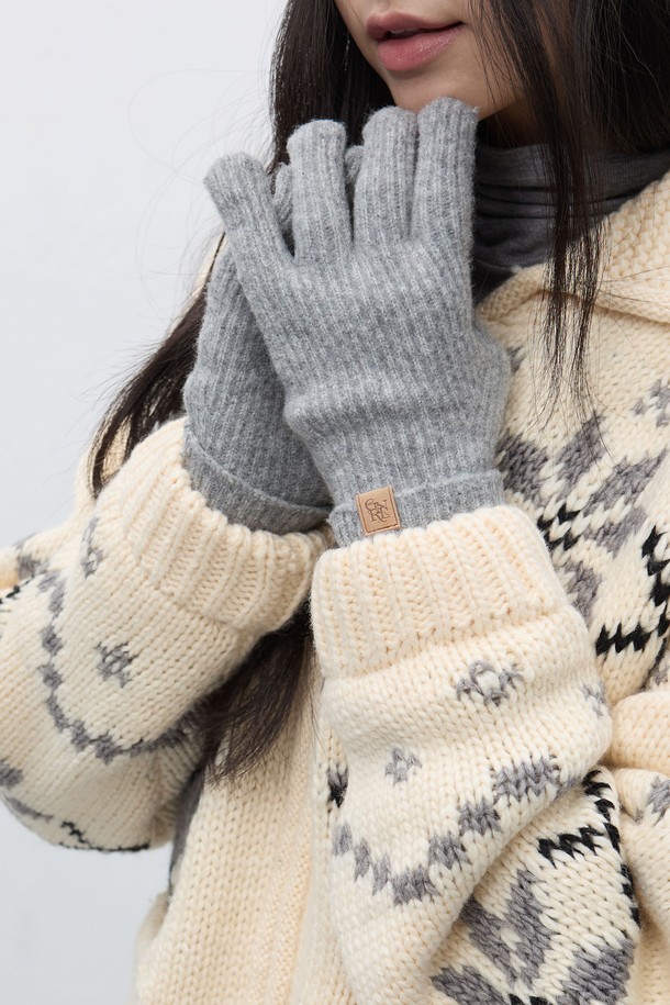 [25FW] UNISEX (유니섹스) 리브드 니트 글로브는 가을, 겨울 시즌에 착용하기 좋은 장갑입니다. 부드러운 니트 소재로 제작되었으며, 보온성을 위한 두꺼운 두께감과 골지(리브드) 디테일이 특징입니다. 클래식, 미니멀, 캐주얼 스타일 모두 소화 가능하며, 출근룩에도 잘 어울립니다. 남녀 모두 착용할 수 있는 유니섹스 디자인으로 그레이 컬러로 출시되었습니다.
