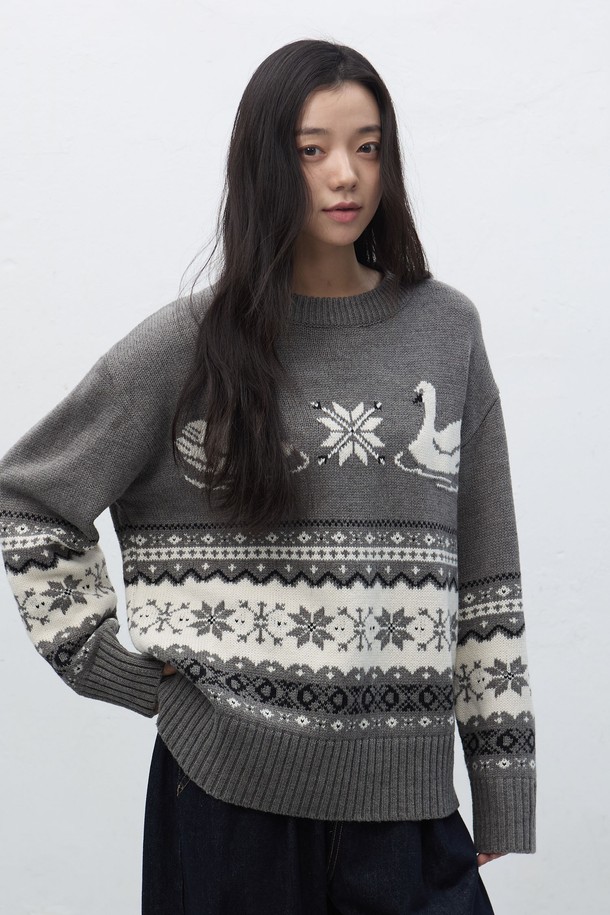 [25FW] WOMAN 스완 노르딕 니트 풀오버는 포근한 울 소재로 제작되어 가을과 겨울에 따뜻하게 착용할 수 있는 여성용 니트입니다. 라운드넥 디자인에 긴 소매 기장으로, 캐주얼한 스타일을 연출하기 좋습니다. 두꺼운 두께감과 부드러운 촉감은 편안한 착용감을 선사하며, 레귤러 핏으로 제작되었습니다. 스완 패턴과 스노우플레이크 무늬가 돋보이는 풀오버 스타일의 니트로, 그레이, 화이트 2가지 색상으로 만나보실 수 있습니다.
