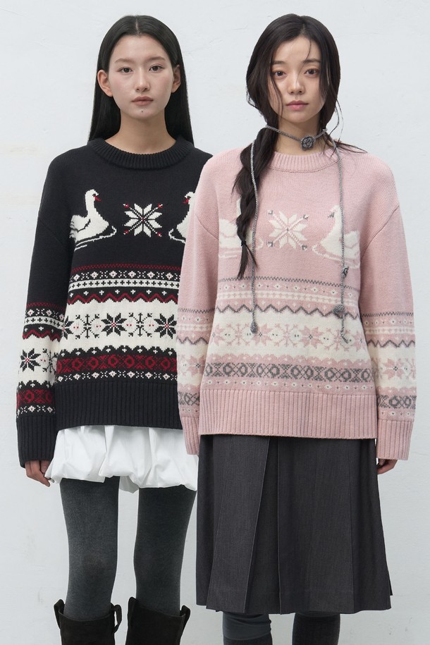 [25FW] WOMAN 스완 노르딕 니트 풀오버는 포근한 울 소재로 제작되어 가을과 겨울에 따뜻하게 입을 수 있는 여성용 니트입니다. 라운드넥과 긴소매, 레귤러핏 디자인으로 편안한 착용감을 선사하며, 캐주얼한 무드를 연출합니다. 스완 패턴과 두꺼운 두께감으로 포근함을 더하고, 부드러운 촉감이 특징입니다. 데이트룩, 모임룩 등 다양한 TPO에 활용 가능하며, 캐주얼, 클래식, 미니멀 스타일을 즐겨 입는 분들께 추천합니다. 블랙, 핑크 두 가지 색상으로 만나보세요.
