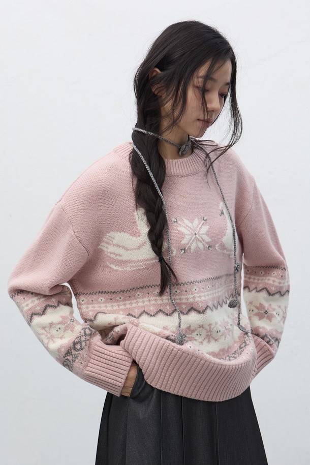[25FW] WOMAN 스완 노르딕 니트 풀오버는 여성용 상의 니트/스웨터입니다. 겨울, 가을 시즌에 어울리는 두꺼운 두께감과 부드러운 촉감이 특징이며, 일상, 데이트룩, 모임룩에 모두 활용 가능합니다. 레귤러핏의 하프넥 디자인으로 캐주얼, 클래식, 미니멀 스타일을 모두 소화할 수 있으며, 핑크 컬러와 스노우플레이크 노르딕 패턴이 사랑스러운 분위기를 연출합니다. 울 소재의 긴소매 레귤러 기장 풀오버로, 포근하고 따뜻하게 착용할 수 있습니다.
