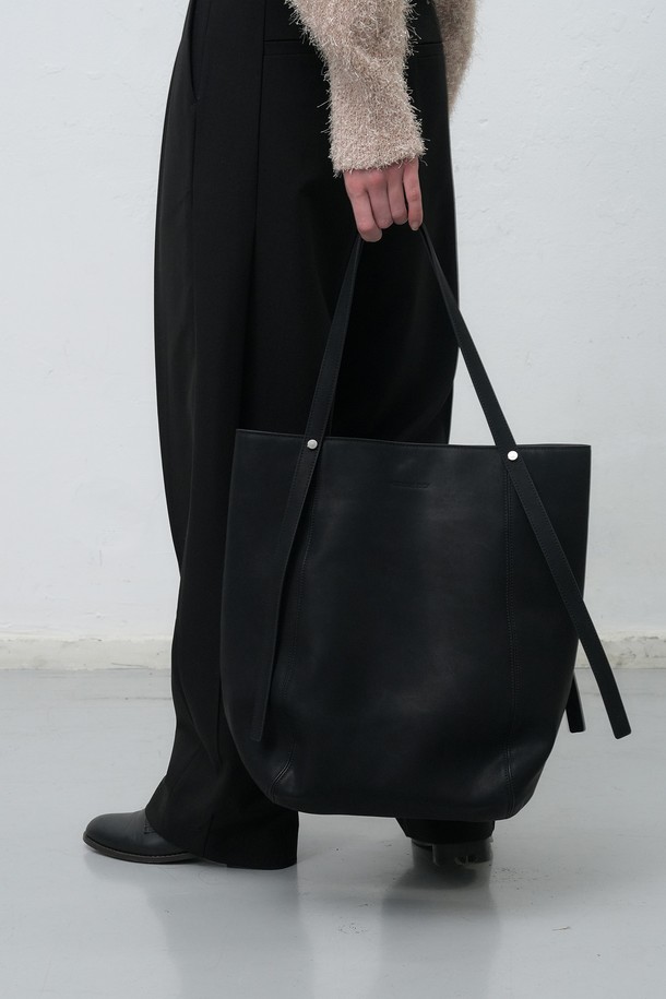 세련된 스타일을 완성할 [25FW] WOMAN 스웨이드 바스켓 숄더백입니다. 부드러운 스웨이드 소재와 사각 형태의 바스켓 디자인이 돋보이며, 오픈형 잠금 방식으로 편리함을 더했습니다. 미디엄 사이즈로 데이트룩, 모임룩 등 다양한 TPO에 활용 가능하며, 클래식, 미니멀, 시크 스타일을 연출하기 좋습니다. 컬러는 블랙 한 가지로 출시되었습니다.
